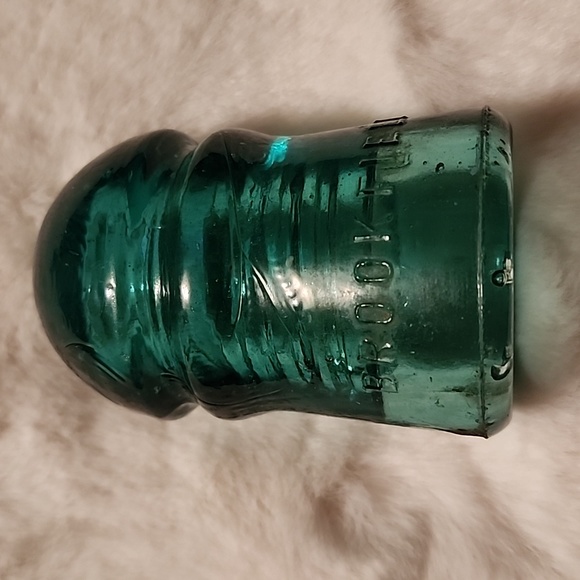 VINTAGE SWIRLED BROOKFIELD HOOPSKIRT GLASS INSULATOR GREEN AQUA. - Picture 2 of 6